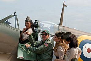 The Manhattan Dolls posing with Ed Shipley from The Horsemen Flight Team