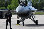 USAF F-16 Viper Demo Team getting ready